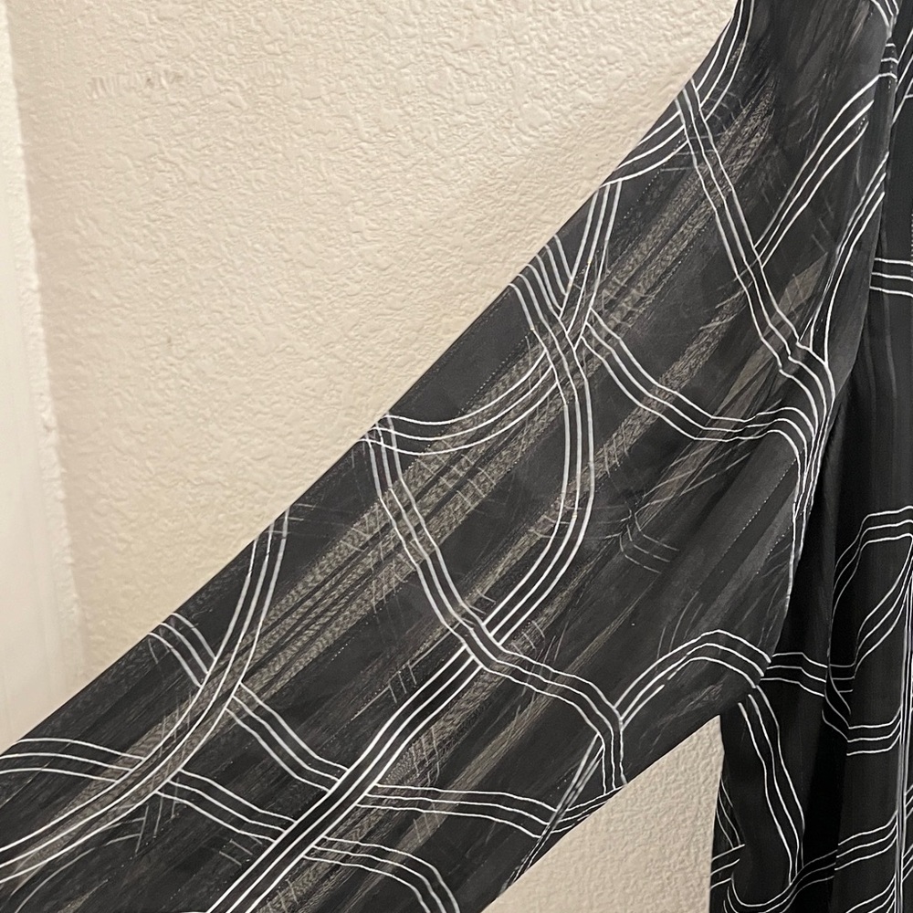 Chic Black and white design Women's Blouse - Picture 3 of 7